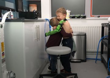 El niño que pudo abrazar por primera vez a su hermano a los cinco años