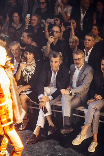 Primera fila del desfile de Jean Paul Gaultier. De izquierda a derecha, Rossy de Palma, José Manuel Albesa y Marc Puig, presidente ejecutivo y consejero delegado de Puig.