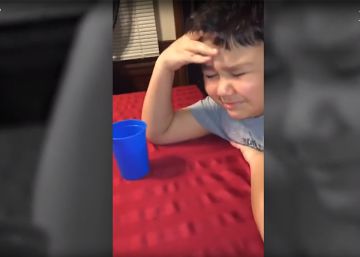 La emotiva reacción de un niño de nueve años al tomar su última pastilla de quimioterapia
