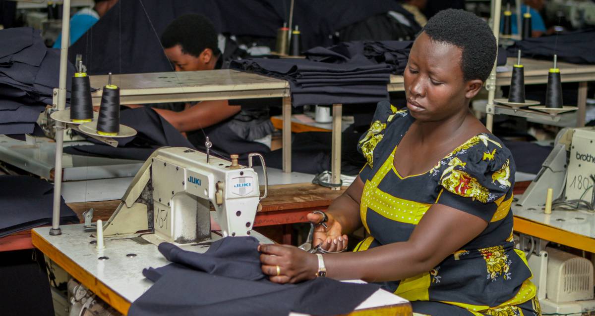 Una trabajadora de la fábrica textil Utexrwa, en Kigali, Ruanda, en abril de 2018.