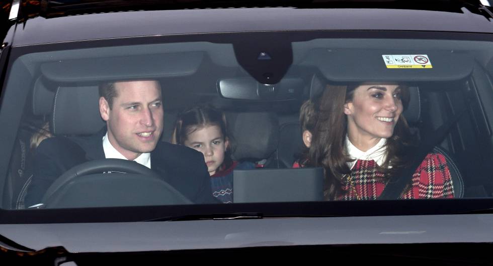 Guillermo y Kate llegan, con sus tres hijos, al almuerzo celebrado en el palacio de Buckingham.