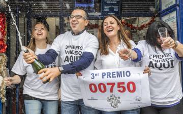 Celebración en la administración 173 de Valencia por el tercer premio.