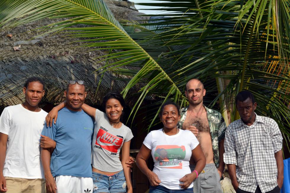 Chachita, rodeada de su familia y visitantes de su posada.