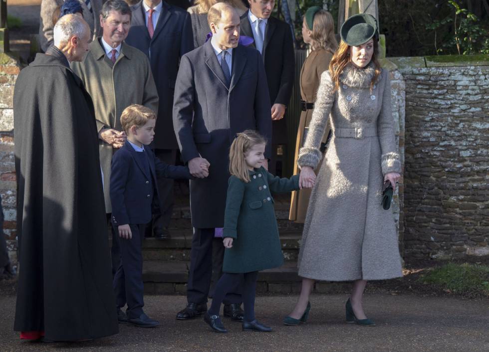 Los príncipes Guillermo y Catalina abandonan el servicio religioso de Navidad con sus dos hijos mayores.