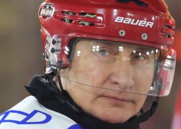 Putin en el partido de hockey hielo de Navidad, en imágenes