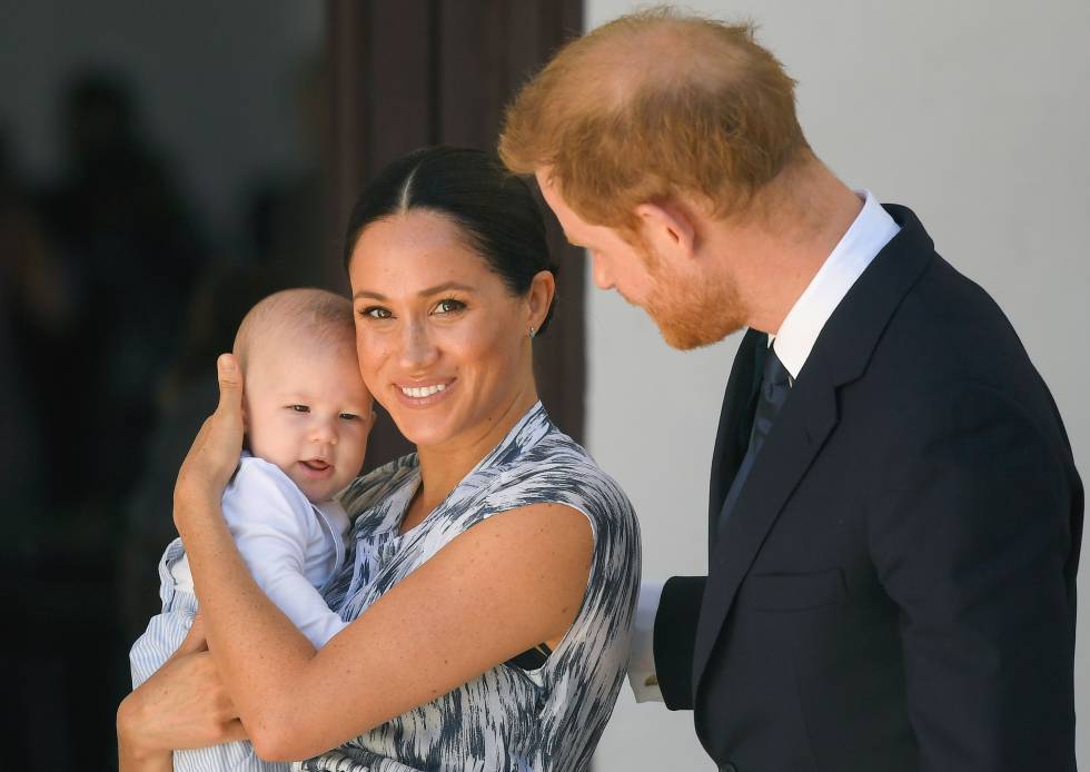 Los duques de Sussex, Enrique de Inglaterra y Meghan Markle, con su hijo Archie, en su viaje oficial a África, en septiembre.