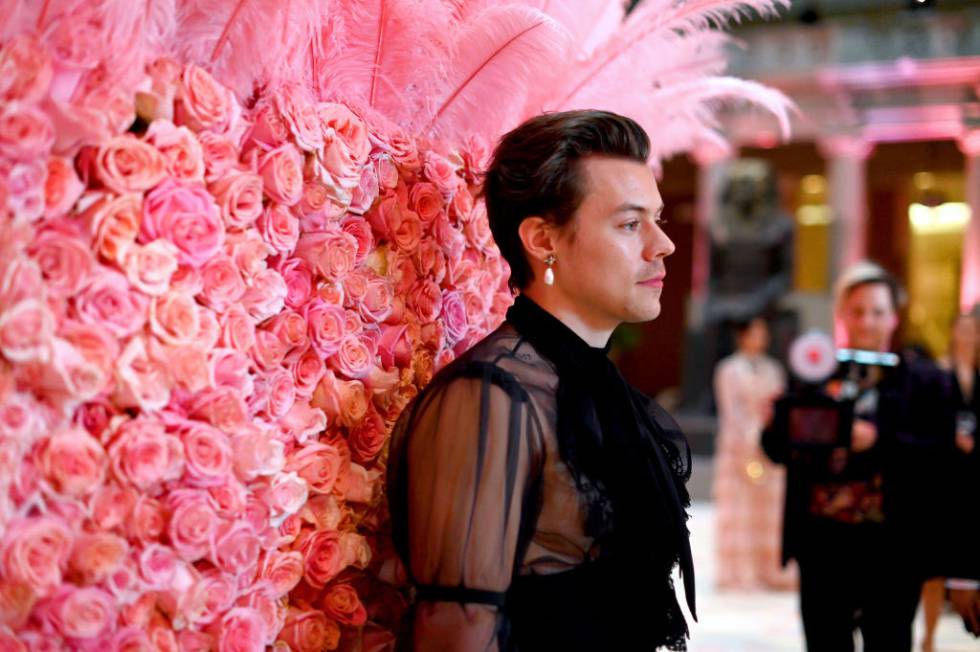 Con transparencias de Gucci: así acudió Harry Styles a la gala del Met de 2019.