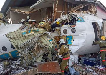 El accidente de avión de pasajeros en Kazajistán, en imágenes
