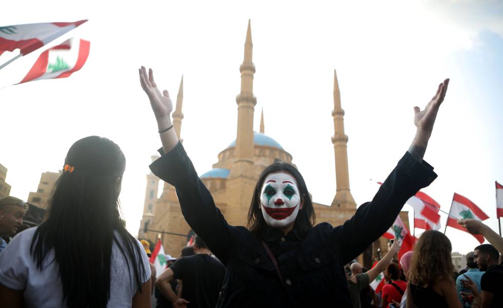 El rostro de Joker, popularizado por el estreno de la película homónima, es un icono global de las protestas, como esta en las calles de Beirut, en Líbano, el 19 de octubre de 2019.