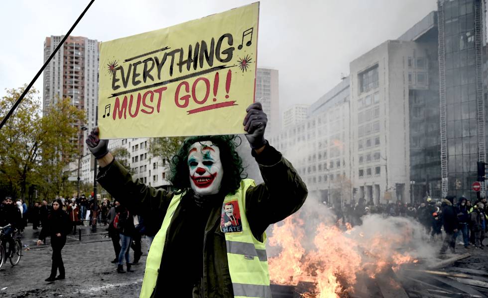 Un manifestante sostiene una pancarta con el título de una película en una de las protestas de los chalecos amarillos en París (Francia), el 16 de noviembre pasado.