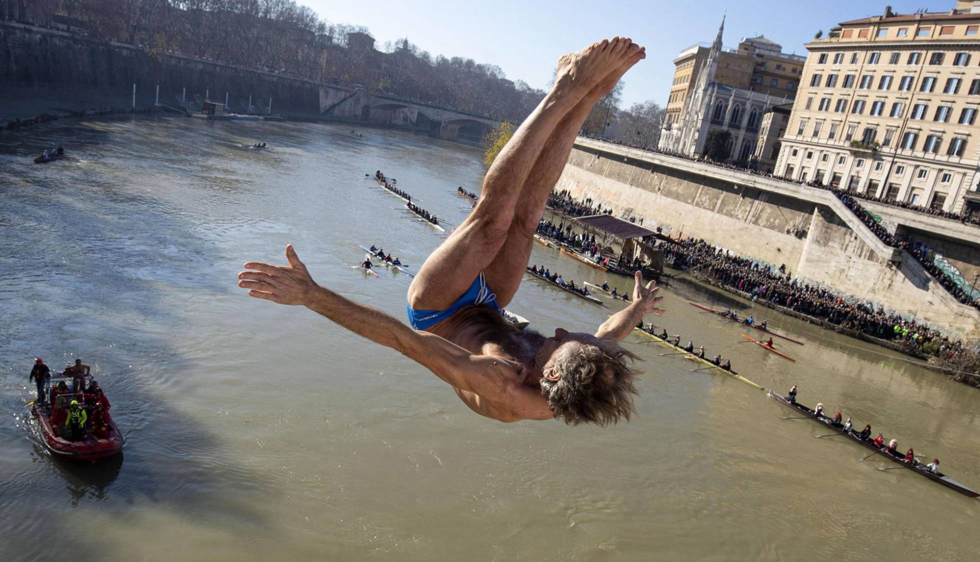 Salto desde el puente Cavour, en Roma.