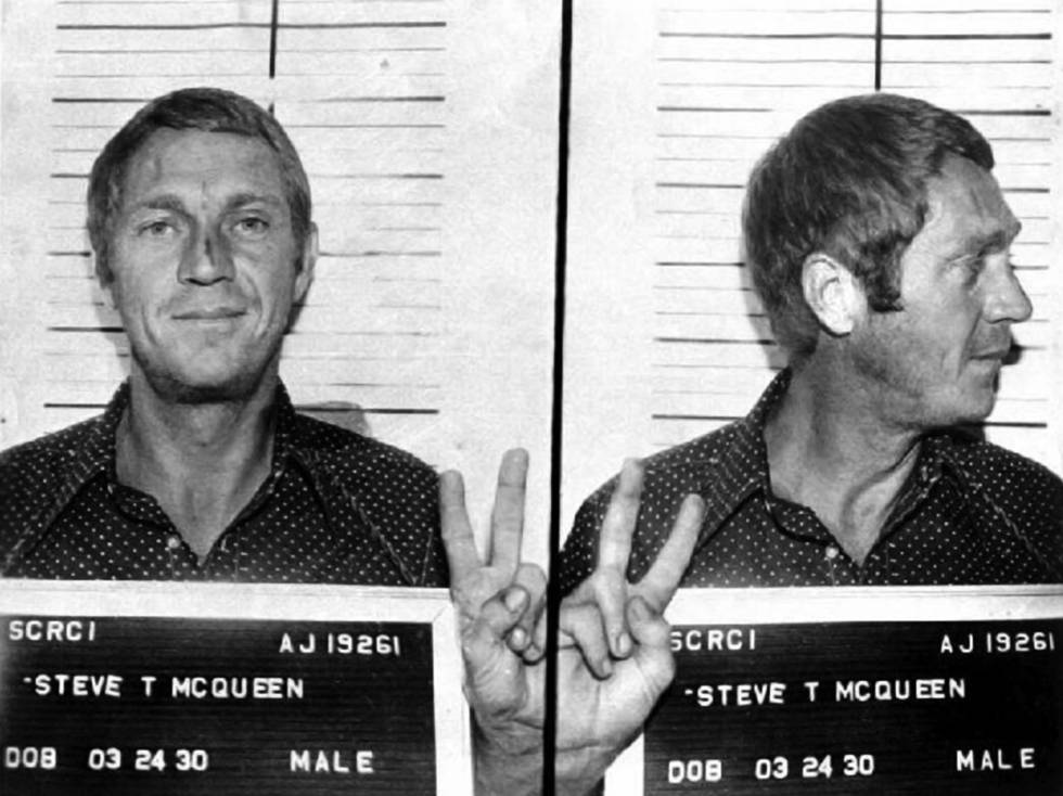 El actor Steve McQueen posó en 1972 ante la cámara de la policía después de ser arrestado en Alaska por conducir bajo los efectos del alcohol.