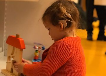 El mensaje desesperado de un padre para encontrar los implantes auditivos de su hija de dos años