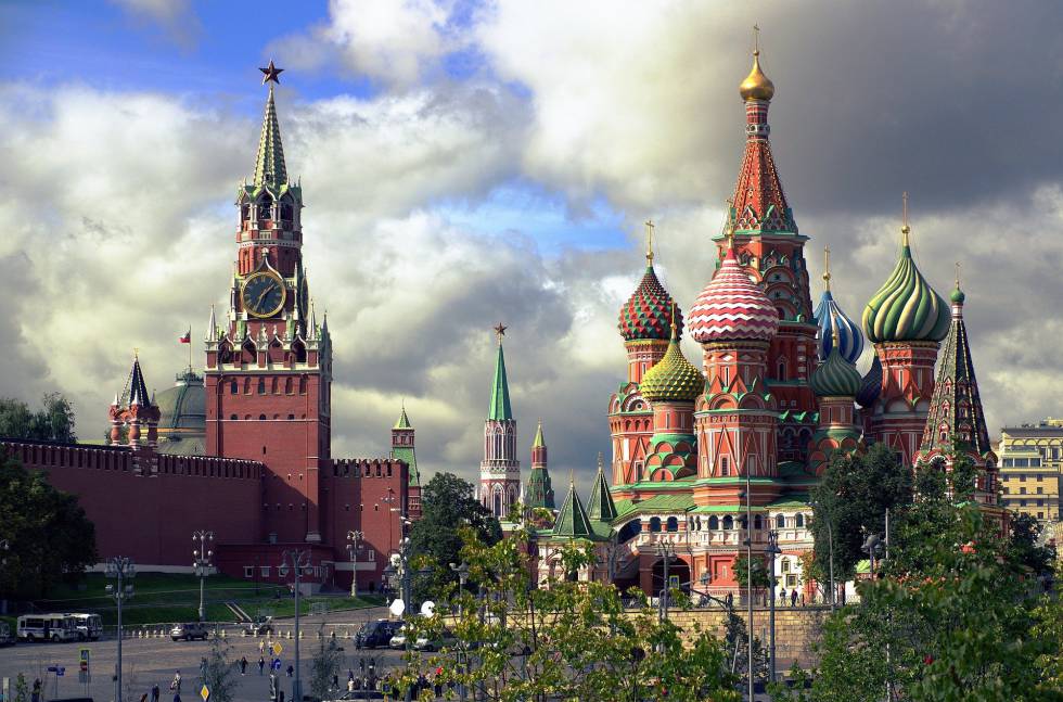 Catedral de San Basilio y torre Spasskaya, en la plaza Roja de Moscú.