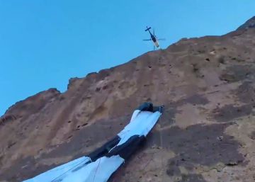 El rescate en un acantilado a un saltador atrapado con su paracaídas