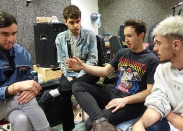 Así es como cinco amigos desde el instituto montaron una banda de rock