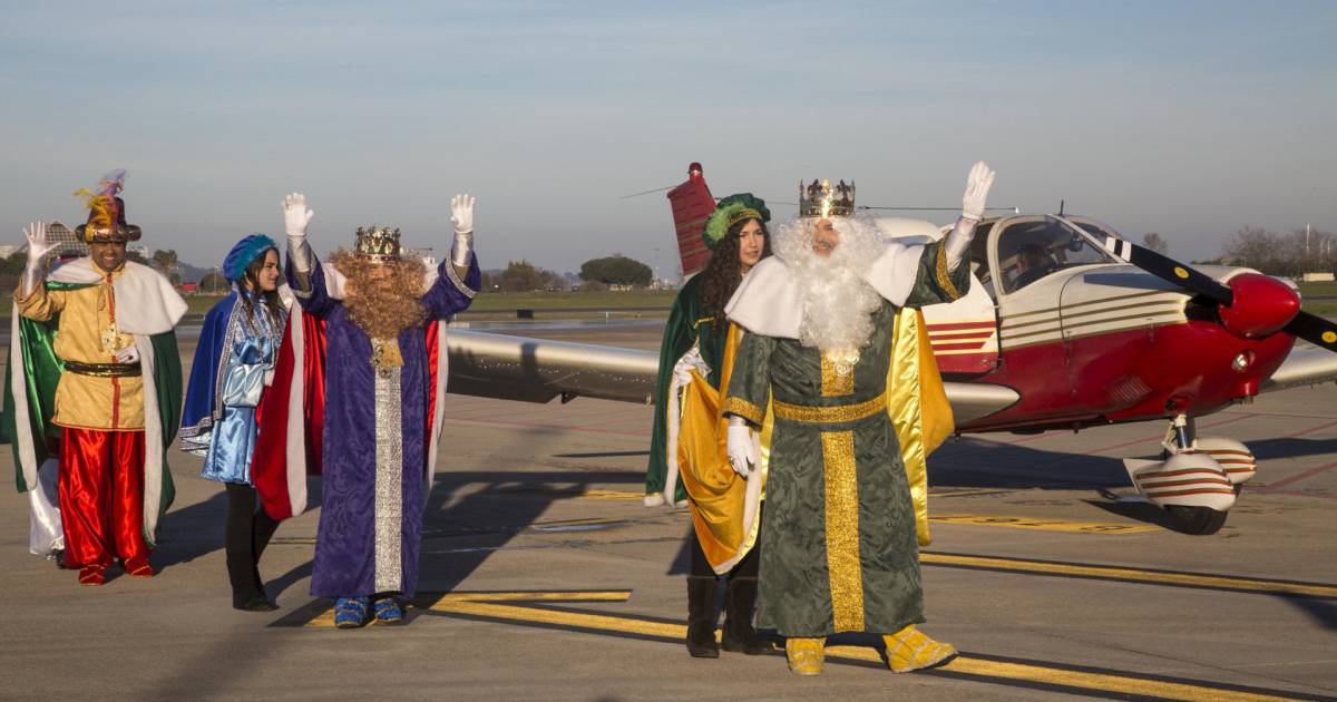 Los Reyes Magos aterrizan en el aeropuerto de Camargo