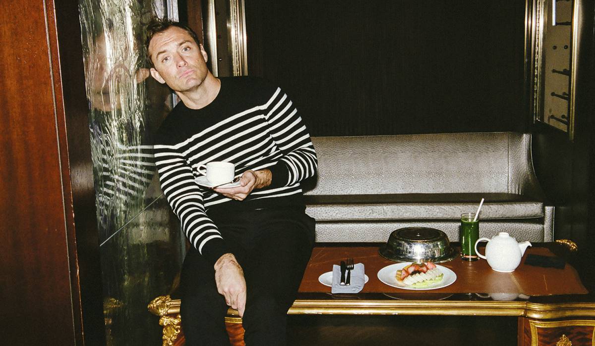 Jude Law: su visita secreta al Vaticano, el ‘hackeo’ de su teléfono y la forma en la que patea a sus demonios