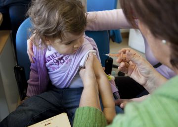 Los pediatras recomiendan vacunas que cuestan casi 1.000 euros por niño y exigen su financiación pública