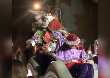 El ferotge llançament de caramels del rei Melcior a la cavalcada de Terrassa