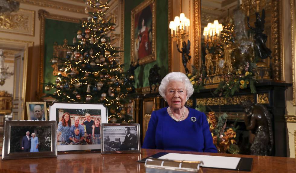 La reina Isabel II, en su mensaje de Navidad grabado en el castillo de Windsor.