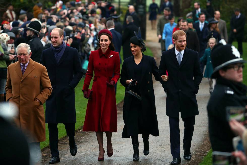 El príncipe Carlos (izquierda) con sus hijos Guillermo y Enrique y sus nueras Kate y Meghan en la misa de Navidad de Sandringham, en de 2018. rn