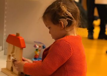 Olalla, la niña que perdió sus implantes auditivos, volverá a oír gracias a una campaña solidaria
