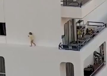 Una niña corre por la cornisa de un edificio en Tenerife
