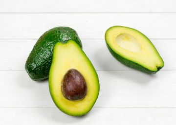 Por qué debes guardar el aguacate en una bolsa de papel con un plátano