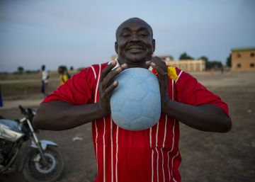 El viaje alrededor del mundo del balón indestructible