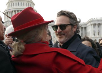 Joaquin Phoenix y Martin Sheen, detenidos en una manifestación por el clima convocada por Jane Fonda