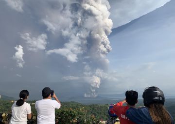 Miles de evacuados por la erupción de un volcán cerca de Manila