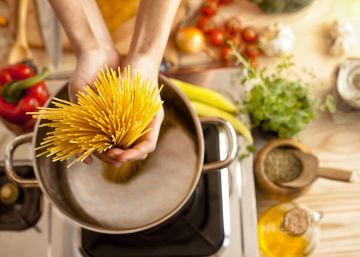 ¿Se puede echar la pasta en el agua antes de que hierva?