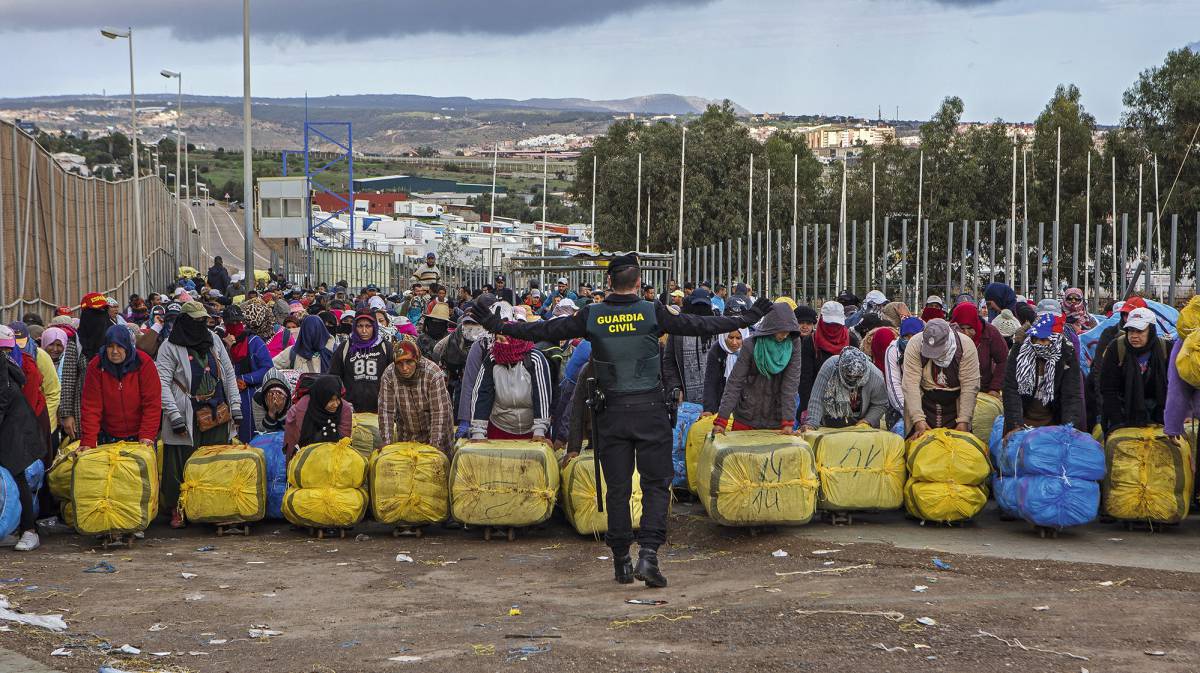 Porteadoras, en el paso de Barrio Chino en Melilla.