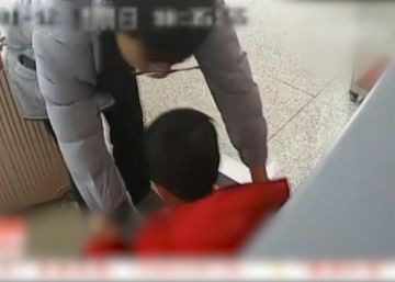 Un padre confunde a su hijo con una maleta y le introduce en un escáner de control de equipaje