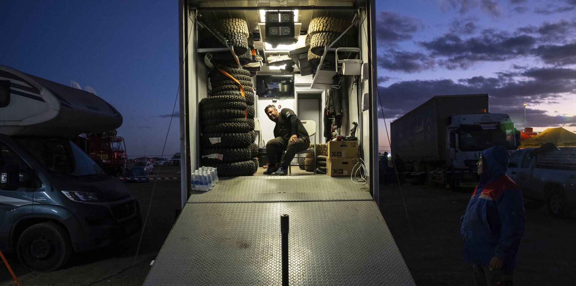 Na quinta-feira 9 de janeiro, um membro da equipe faz uma pausa, no acampamento, após a quinta etapa do Rally Dakar em Hail (Arabia Saudita).