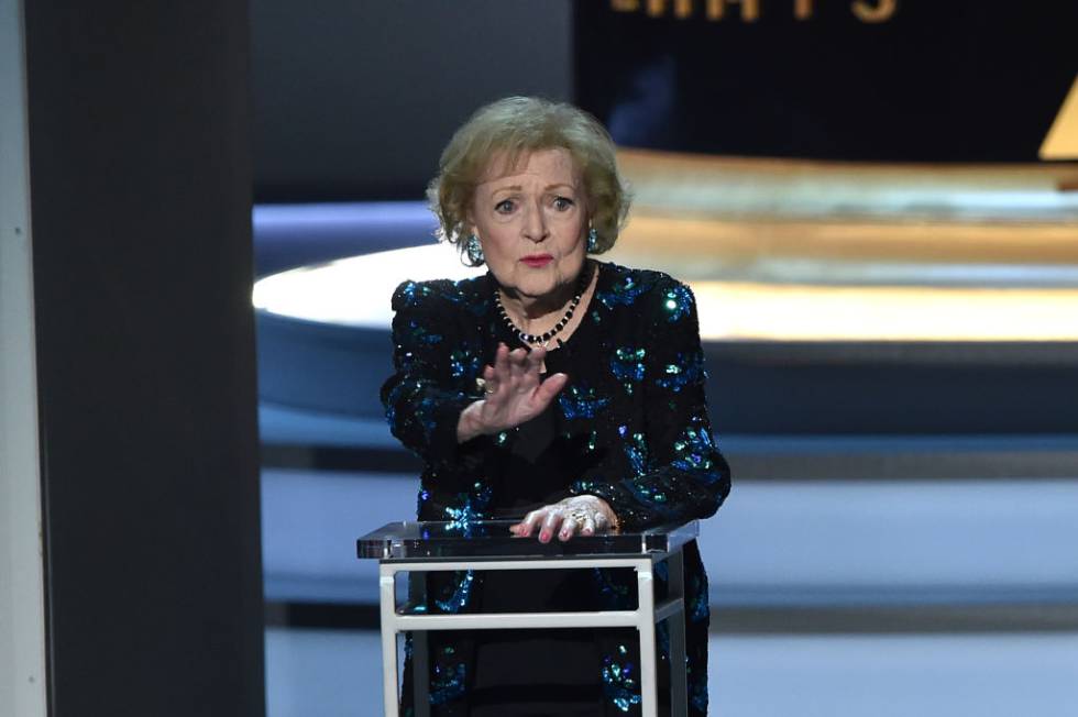 La actriz Betty White en el escenario de los premios Emmy de 2017.