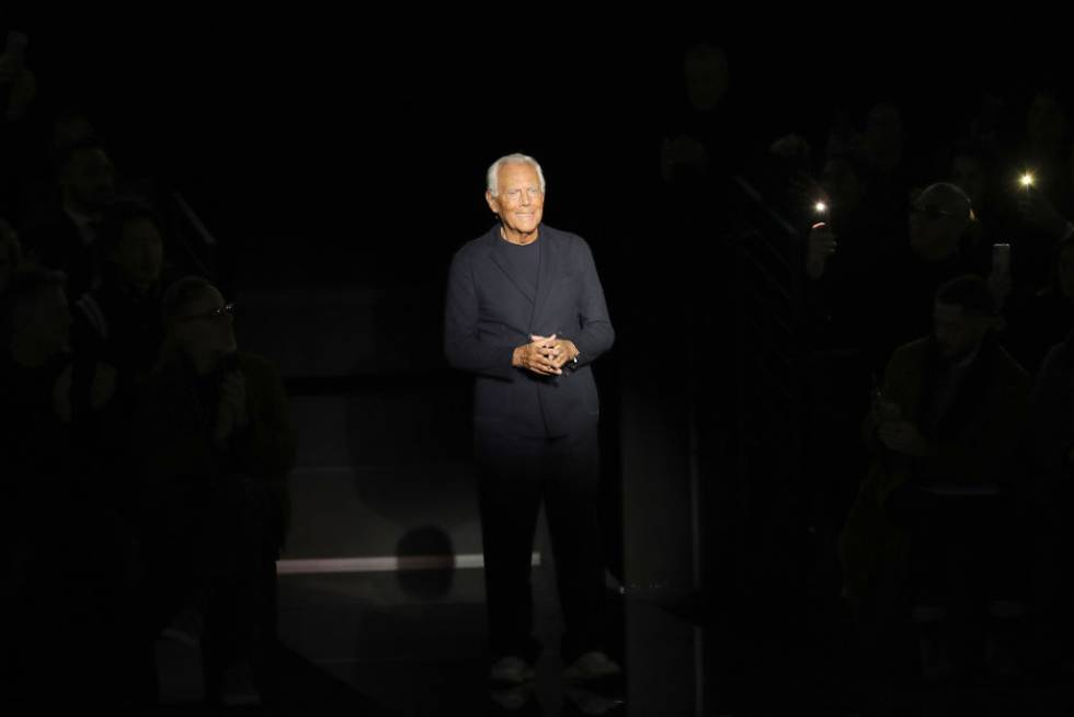 Giorgio Armani saluda al público al cierre de uno de sus desfiles en la Semana de la Moda de Milán (enero de 2020).