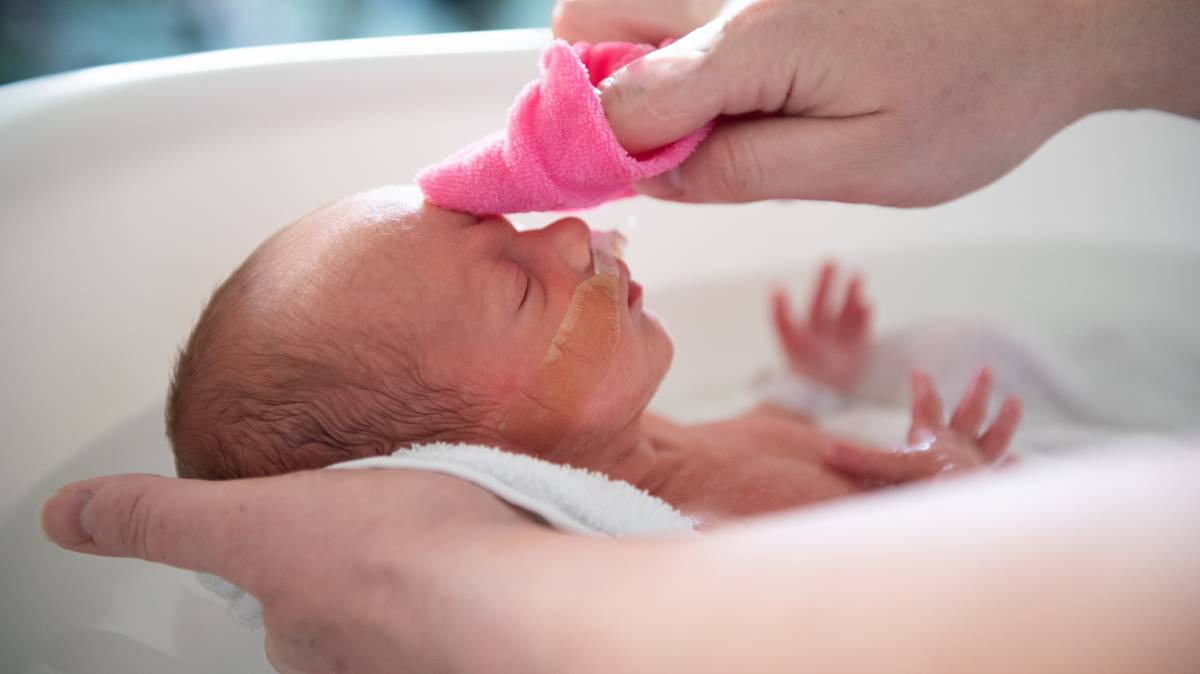 Niño prematuro en el baño.