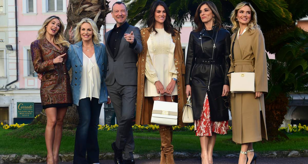 El presentador de Sanremo, Amadeus, junto a la modelo Francesca Sofia Novelllo y otras personalidades que le acompañarán en el festival.