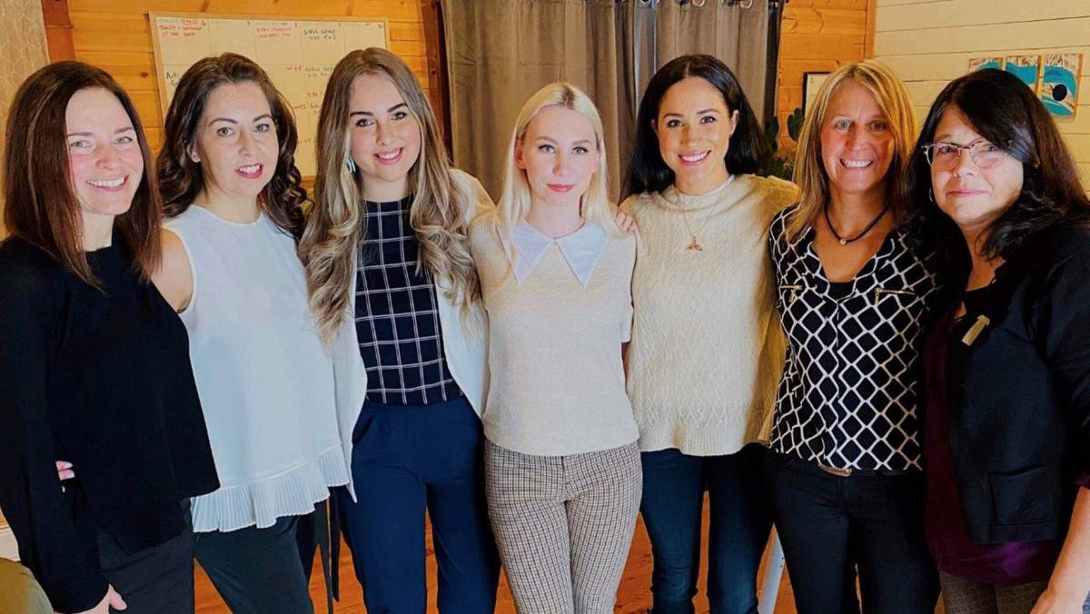 Meghan Markle, con mujeres de la organización Justice For Girls, de Vancouver, Canadá.