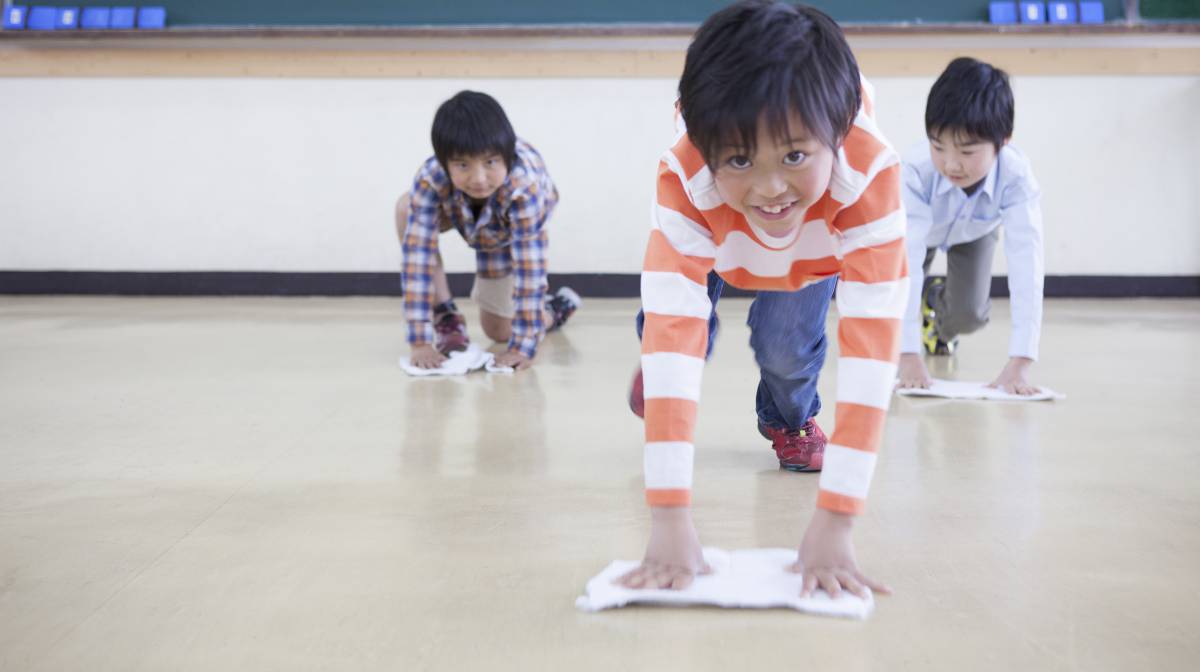 El 'O-soji' es la actividad que realizan los niños de limpiar los baños de sus propias escuelasen Japón