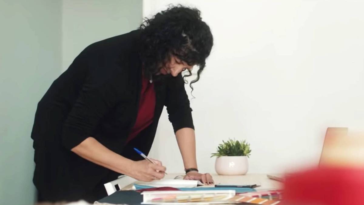 Gema Gómez, trabajando en su oficina.
