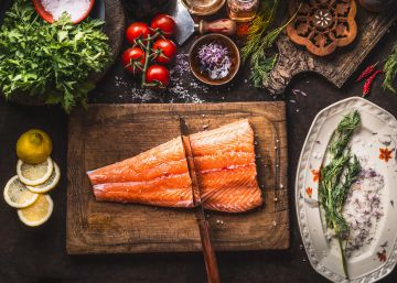 No te dejes llevar por el color de su carne: al salmón mírale la piel