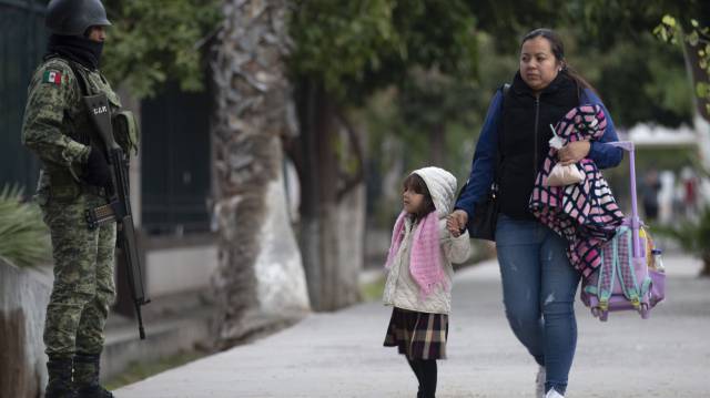 Operativo para revisar mochilas en Torreón