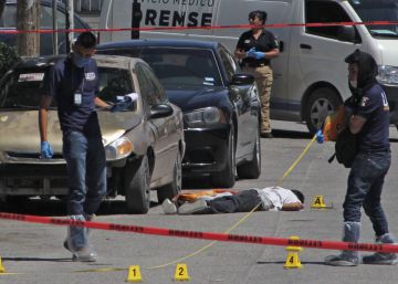 Forenses investigan un asesinato en Ciudad Juárez.