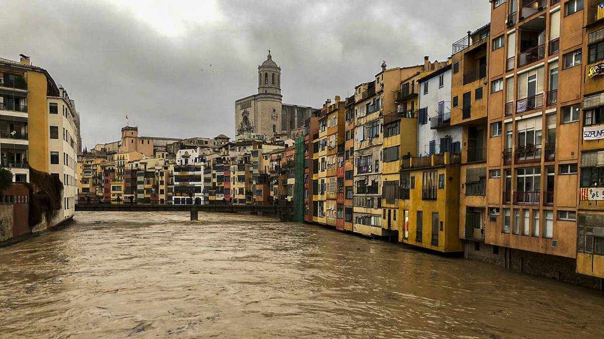 Crecida del río Onyar a su paso por Girona por el temporal Gloria.