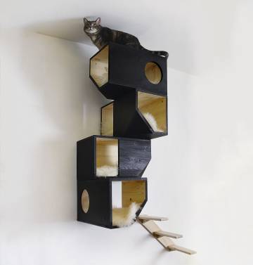 Casinha modular para gatos. Esta toca, lugar de passagem e de brincadeira, ocupa pouco espaço no interior dos apartamentos e permite que os gatos possam se movimentar em casa durante o inverno, quando chove ou neva lá fora. Foi concebida pelo estoniano Ilshat Garipov e é fabricada por sua empresa, a Catissa, por 445 euros (2.070 reais). A torre é uma casa flexível –modular e, portanto, expansível– que ocupa pouco espaço, graças ao empilhamento vertical dos volumes que a compõem e à sua composição como uma soma de partes. Os módulos são feitos de madeira compensada, pintados em diversas cores e revestidos internamente com almofadas e pelo artificial.