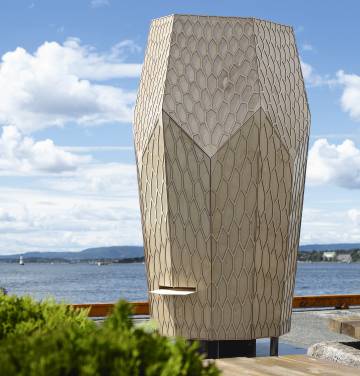 Colmeia com assinatura de arquiteto. O estúdio de arquitetura mais renomado da Noruega, Snøhetta –autor da Biblioteca de Alexandria, da Ópera de Oslo e da extensão do Museu de Arte Moderna de São Francisco–, assina o projeto desta colmeia pensada para defender as abelhas e reivindicar a necessidade de sua presença na cidade. Instalada no telhado de um mercado –que vende o mel que produzem–, essa estrutura de madeira adere à tradição construtora das próprias abelhas com os painéis hexagonais. Perto da base, uma saliência é o ponto de acesso das abelhas.