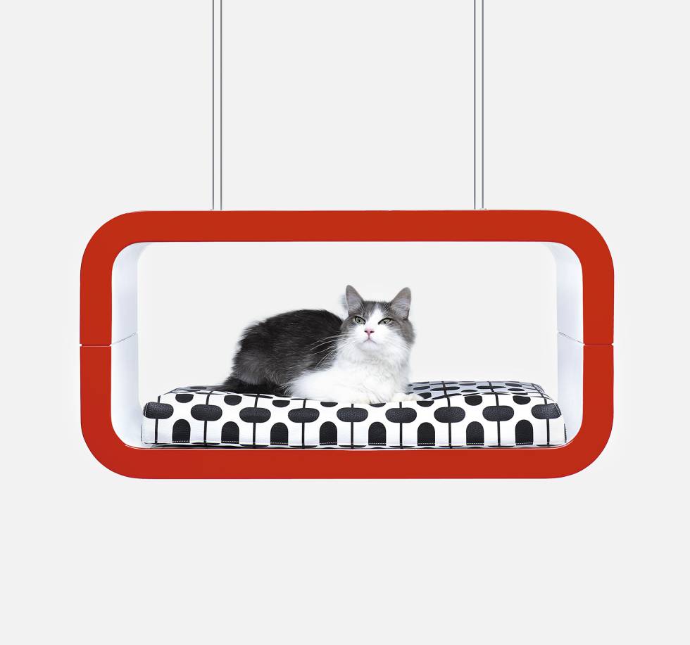 Um enquadramento para gatos. A Forma Italia é uma empresa dedicada exclusivamente ao design para animais de estimação. Nascida da Chiavari, especializada em móveis de luxo feitos sob medida, esta marca considera que a convivência com os animais nas cidades é um dos pontos-chave do planejamento urbano no século XXI. Essa habitação para o gato –feita de compensado lacado– pode ser dependurada do teto. A almofada é presa com ímãs à estrutura.